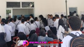 Suasana di lokasi SPPG 005 Situbondo, Jl. PB Sudirman, Kelurahan Patokan, saat para pelamar hendak mengikuti tes wawancara. (Photo: realitapublik.id) 