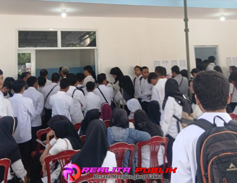 Suasana di lokasi SPPG 005 Situbondo, Jl. PB Sudirman, Kelurahan Patokan, saat para pelamar hendak mengikuti tes wawancara. (Photo: realitapublik.id) 