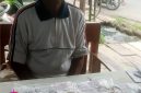 Korban berikut barang bukti berupa jaminan perhiasan emas serta nota pembelian palsu. Photo: Wagiyono/realitapublik.id) 