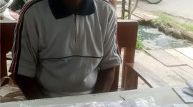 Korban berikut barang bukti berupa jaminan perhiasan emas serta nota pembelian palsu. Photo: Wagiyono/realitapublik.id) 