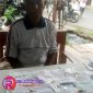 Korban berikut barang bukti berupa jaminan perhiasan emas serta nota pembelian palsu. Photo: Wagiyono/realitapublik.id) 