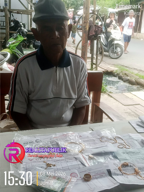 Korban berikut barang bukti berupa jaminan perhiasan emas serta nota pembelian palsu. Photo: Wagiyono/realitapublik.id) 