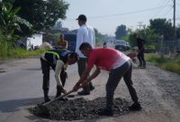 Gotong Royong, Wabup Nadirsyah bersama Warga Tambal Jalan Rusak Simpang PU. 