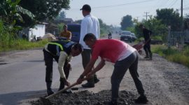 Gotong Royong, Wabup Nadirsyah bersama Warga Tambal Jalan Rusak Simpang PU. 