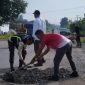 Gotong Royong, Wabup Nadirsyah bersama Warga Tambal Jalan Rusak Simpang PU. 
