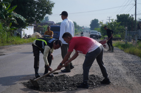 Gotong Royong, Wabup Nadirsyah bersama Warga Tambal Jalan Rusak Simpang PU. 