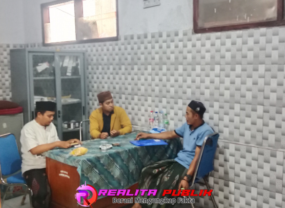 Taufik Hidayat saat daftar bakal calon Kades PAW di Kantor Sekretariat Panitia Pilkades PAW Desa Sumberanyar, Kecamatan Mlandingan, Kabupaten Situbondo.(Photo: realitapublik.id) 