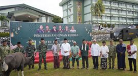 Menhan Sjafrie Sjamsoeddin Cek Kesiapan Pasukan dan Serahkan Hewan Kurban di Papua Barat. 