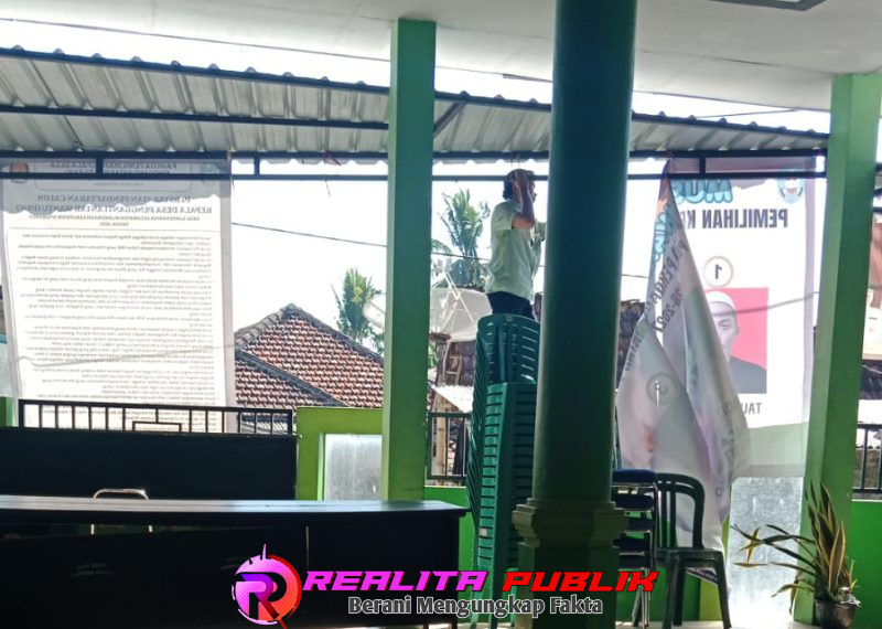 Memasuki Masa Tenang, Panitia Pilkades PAW Sumberanyar Bersihkan APK
