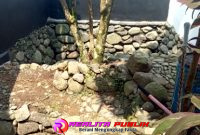 Kepala Desa Pasir Eurih, Raup Obay yang akrab disapa Ipung, saat diwawancara awak media, di lokasi situs bersejarah. (Photo: Lucyana/realitapublik.id) 
