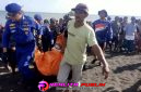Proses evakuasi jasad korban oleh petugas. 
