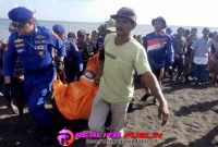 Proses evakuasi jasad korban oleh petugas. 