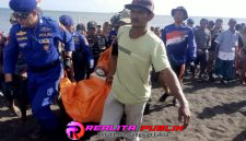 Proses evakuasi jasad korban oleh petugas.