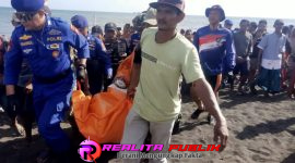 Proses evakuasi jasad korban oleh petugas. 