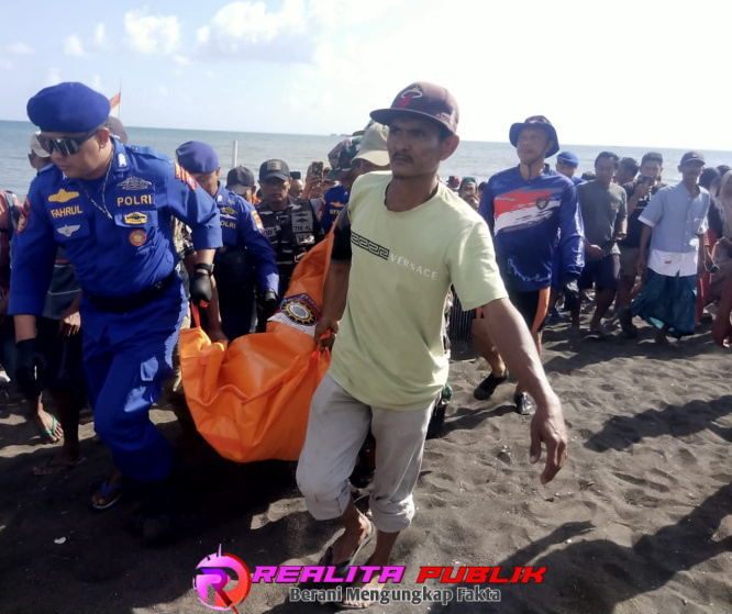 Proses evakuasi jasad korban oleh petugas. 
