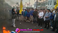 Didepan Walikota dan wakil walikota serta pihak dinas, aksi pendemo didepan gedung pemkot Pasuruan