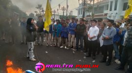 Didepan Walikota dan wakil walikota serta pihak dinas, aksi pendemo didepan gedung pemkot Pasuruan 