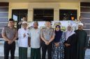 Warga Situbondo Ini Kaget Dapat Hadiah Umrah Gratis dari Kapolri