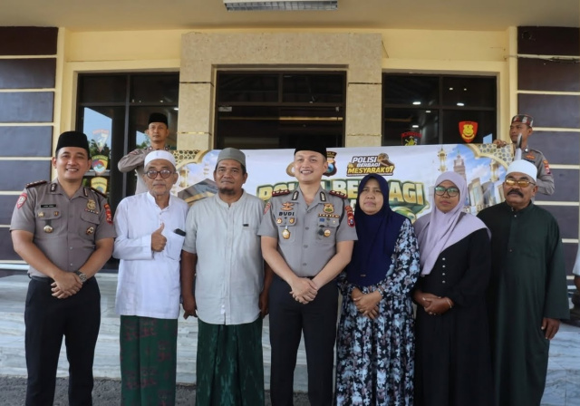 Warga Situbondo Ini Kaget Dapat Hadiah Umrah Gratis dari Kapolri
