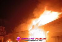 Kobaran api membakar rumah warga di Olean Situbondo. (Foto: tangkapan layar video amatir)