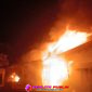 Kobaran api membakar rumah warga di Olean Situbondo. (Foto: tangkapan layar video amatir)