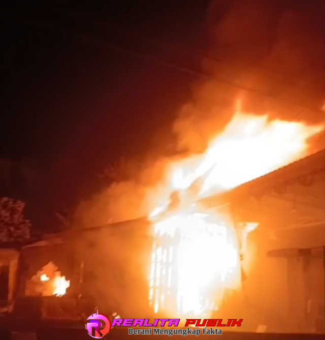 Kobaran api membakar rumah warga di Olean Situbondo. (Foto: tangkapan layar video amatir)